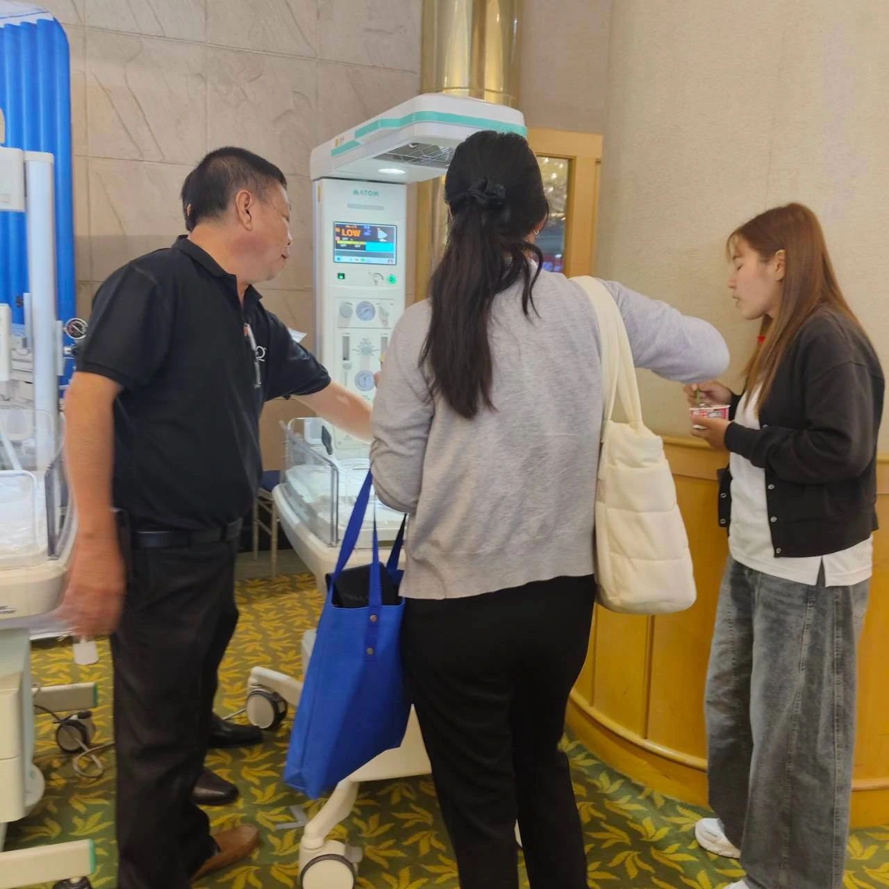Conversation with a visitor beside the equipment